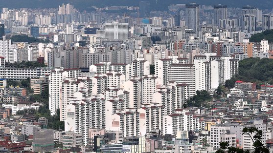 2022년 5월까지 전국 부동산 생애 최초 매수자는 월평균 3만8749명으로 2010년 통계가 발표된 이후 가장 적었으며, 처음으로 4만명 이하로 줄어들었다. 서울 남산에서 바라본 아파트단지 모습. 뉴스1