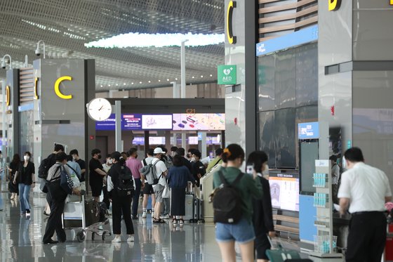 여름 휴가철을 앞둔 19일 인천공항 제2터미널이 여행객들로 북적이고 있다. 뉴스1