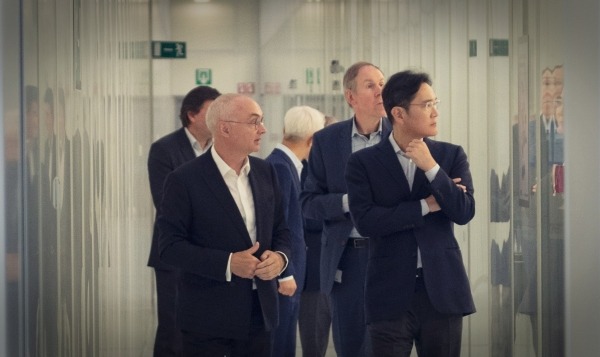이 부회장은 지난 15일(현지 시간) 벨기에 IMEC을 찾아 루크 반 덴 호브 CEO(맨앞 왼쪽)와 만나 미래 기술에 대해 논의하고 R&D 현장을 살펴봤다. / 사진=삼성전자 제공