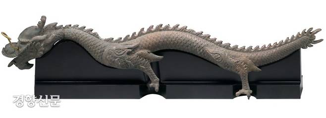 1997년 11월11일 경복궁 경회루 연못을 준설하던 국립문화재연구소 조사단이 청동용을 건져냈다. 이 청동용은 혀를 쑥 내밀고, 콧수염을 동그랗게 만 해학적인 형상의 청동용이었다. |국립고궁박물관 제공