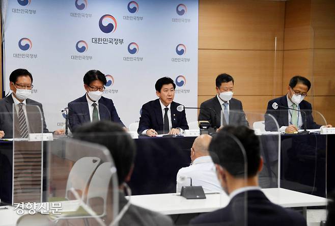 최상대 기획재정부 차관이 20일 서울 종로구정부서울청사에서 열린 ‘2021년도 경영평가 결과 발표 브리핑’에서 주요내용을 발표하고 있다. 왼쪽부터 배근호 감사평가단장, 김완희 준정부기관평가단장, 최상대 차관, 박춘섭 공기업평가단장, 홍두선 공공정책국장. 기재부 제공