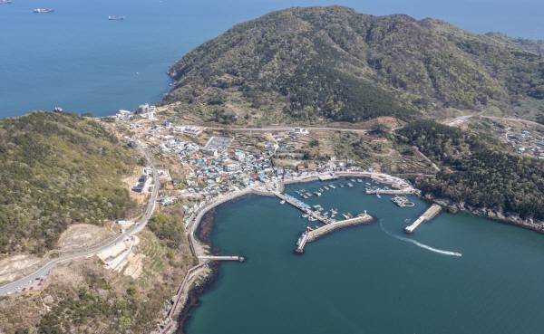 가덕도 대항항 전경. 국제신문