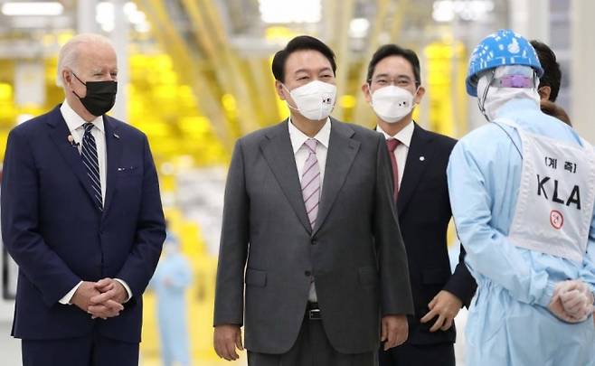 [평택=뉴시스] 전신 기자 = 윤석열 대통령과 조 바이든 미국 대통령이 20일 경기 평택 삼성전자 반도체 공장에서 이재용 부회장의 안내를 받으며 시찰하고 있다. 2022.05.20.