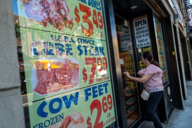 지난 15일 한 소비자가 미국 뉴욕시 브루클린 플랫부시의 번화가에 있는 식료품점으로 들어가고 있다. 가게 외부에 육류의 가격이 표시돼 있다./AFPBBNews=뉴스1