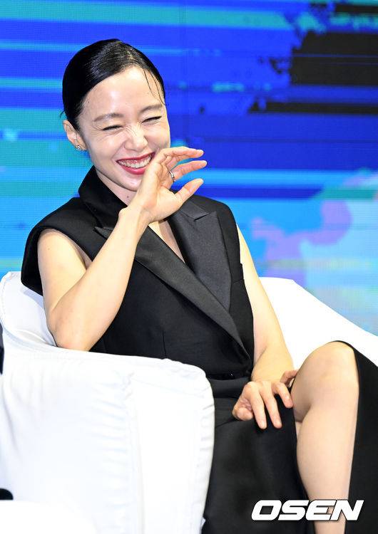 [OSEN=지형준 기자] 20일 오전 서울 소공동 웨스틴조선 호텔에서 영화 '비상선언' 제작보고회가 열렸다.  '비상선언'은 사상 초유의 항공테러로 무조건적 착륙을 선포한 비행기를 두고 벌어지는 리얼리티 항공재난 영화다.  75회 칸 국제영화제(2022) 남우주연상에 빛나는 송강호, 글로벌 스타 이병헌, 60회 칸 국제영화제(2007)&nbsp;여우주연상의 전도연, 한류스타 김남길과 임시완, 믿고 보는 연기력의 김소진과 박해준까지 전세계 관객들이 주목한 국내 배우들의 컷 하나 하나가 영화에 대한 기대감을 한층 끌어올리고 있다.  전도연이 간담회를 하며 즐거워하고 있다. 2022.06.20 /jpnews@osen.co.kr