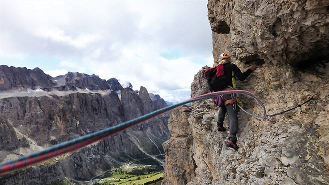 아래 마을에서 호텔을 운영하는 여자 사장은 만능 산악인이었다.