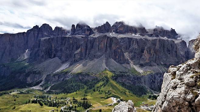 등반 내내 보이는 가르데나의 벽에는 비아 페레타부터 라인홀트 메스너가 개척한 어려운 셀라 가르데나 북벽까지 여러 루트가 있다.
