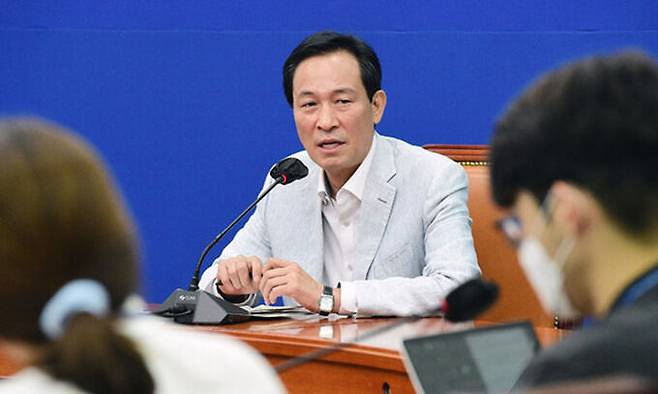 우상호 더불어민주당 비상대책위원장이 19일 서울 여의도 국회에서 기자간담회를 하고 있다. 허정호 선임기자