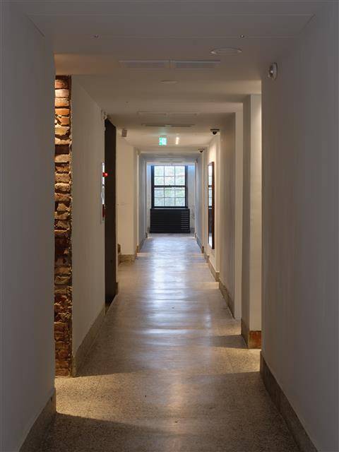 1층의 경우 외벽 안쪽에 전시벽을 세워 전시공간을 마련했다. 세월의 켜가 쌓인 외벽이 보인다.김경태 작가 제공