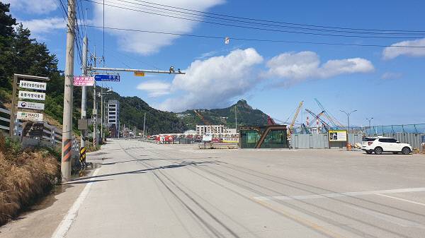 사동항에서 가까운 버스 승강장. 한쪽 방면에만 승강장 건물이 있고 반대쪽 방면으로는 버스 승강장 표시가 없다./김찬호 기자