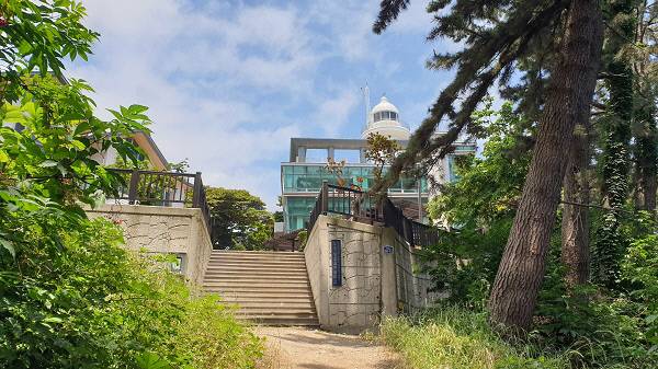 행남 해안산책로에서 산길로 올라가면 나오는 도동항 등대/김찬호 기자