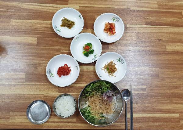 저동항에 있는 울릉어민식당에서 먹은 물회/김찬호 기자