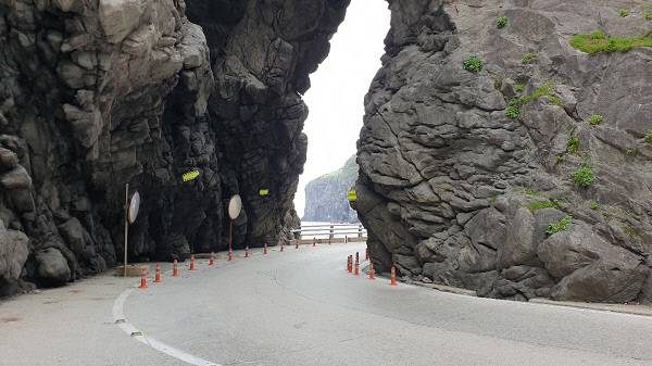 울릉도 해안도로에는 차선이 하나밖에 없는 도로가 있다. 마주보고 오는 차들은 눈치껏 순서를 기다려 통과해야 한다. / 김찬호 기자