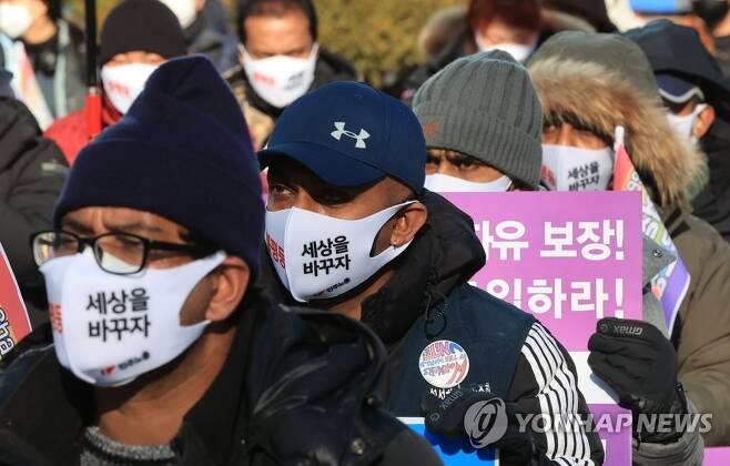 외로운 이주노동자의 목소리 지난해 12월 19일 오후 서울 종로구 보신각 앞에서 열린 세계이주노동자의 날 기념대회에서 참가자들이 구호를 외치고 있다. [연합뉴스 자료사진]