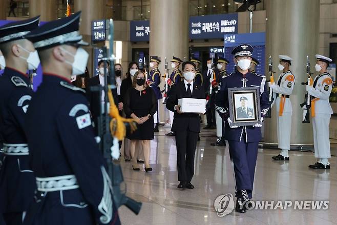 "한국에 묻히고 싶다"…캐나다 참전용사 유해 국내 봉환 (영종도=연합뉴스) 한종찬 기자 = 20일 오후 영종도 인천국제공항에서 6·25전쟁 유엔참전용사인 고(故) 존 로버트 코미어(John Robert Cormier)의 유해봉환식이 거행되고 있다. 코미어 참전용사는 1952년 4월 만 19세 때 6·25전쟁에 참전해 캐나다 육군 제22연대 제1대대 소속으로 1953년 4월까지 대한민국의 자유 수호를 위해 싸웠다. 2022.6.20 saba@yna.co.kr