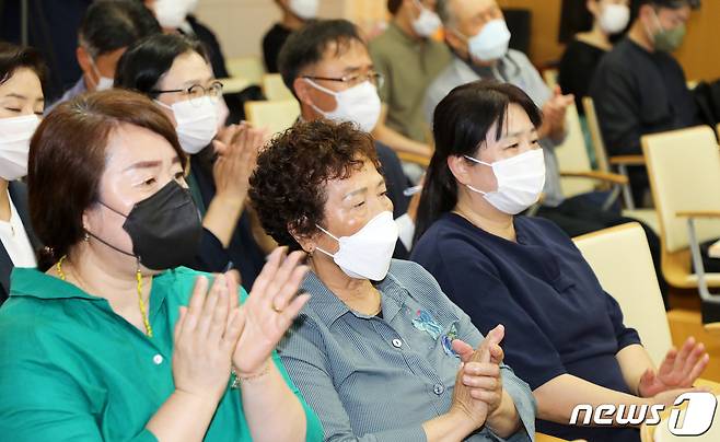 제주4·3 재심 전담 재판부인 제주지방법원 형사 제4-1부(재판장 장찬수 부장판사)가 21일 오전 고(故) 현봉집씨 등 제주4·3 일반재판 수형인 14명에 대한 특별재심 사건 공판에서 전원 무죄를 선고하자 유족들이 박수를 치고 있다.2022.6.21/뉴스1© 뉴스1