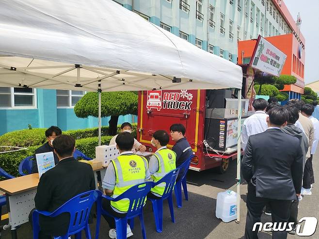 전라북도일자리센터가 고용서비스 사각지대에 놓인 도민들에게 일자리정보를 제공하기 위한 ‘찾아가는 일자리상담 커피트럭(전북Job+ 카페)’을 운영한다.(전북경진원 제공)2022.6.21./© 뉴스1