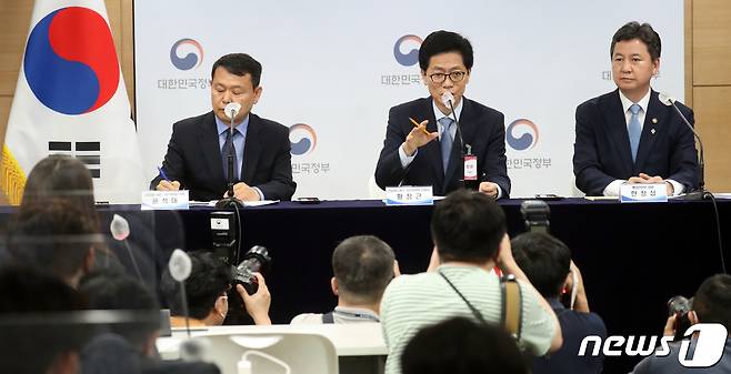 황정근 경찰제도개선 자문위원회 위원장이 21일 서울 종로구 세종대로 정부서울청사 브리핑룸에서 위원회 권고안 발표를 하고 있다. 왼쪽부터 윤석대 위원, 황 위원장, 공동위원장인 한창섭 행정안전부 차관. 2022.6.21/뉴스1 © News1 김명섭 기자