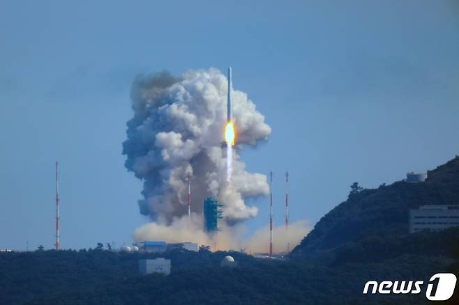 순수 국내기술로 제작된 한국형 최초 우주발사체 '누리호'(KSLV-Ⅱ)'가 21일 전남 고흥군 나로우주센터에서 발사되고 있다. 2022.6.21/뉴스1 © News1 조태형 기자