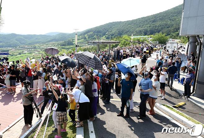 21일 오후 전남 고흥군 나로우주센터에서 순수 우리기술로 만든 최초 '한국형 발사체' 누리호(KSLV-ll)가 하늘로 날아오르자 시민들이 환호하고 있다. 2022.6.21/뉴스1 © News1 김동수 기자