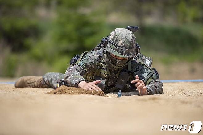 육군 신임 장교가 전투훈련에서 M16 대인지뢰를 매설하고 있다. 사진은 기사와 무관.(육군 제공) 2021.5.16/뉴스1