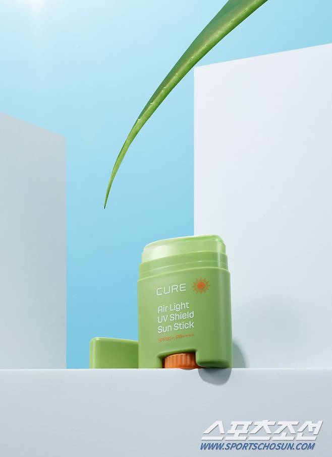 김정문알로에 '큐어 에어라이트 유브이 쉴드 선스틱'.