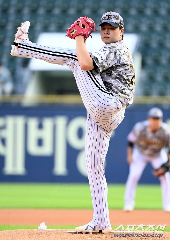 LG 선발투수 이민호가 힘차게 공을 던지고 있다. 잠실=허상욱 기자wook@sportschosun.com
