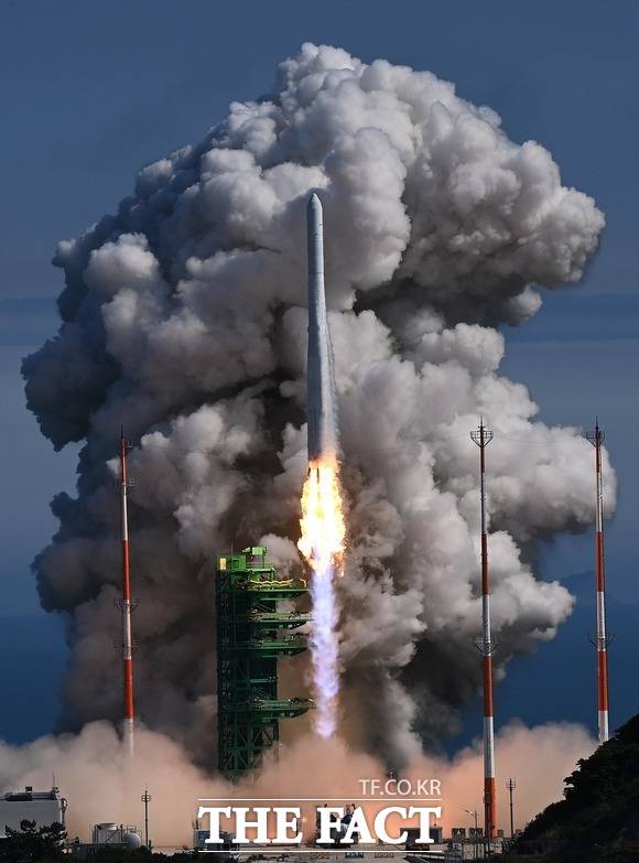 21일 한국형 발사체 누리호(KSLV-Ⅱ) 관련주가 엇갈린 방향을 가리켰다. 사진은 순수 국내 기술로 설계 및 제작된 된 누리호가 21일 전남 고흥군 나로우주센터 발사대에서 화염을 내뿜으며 우주로 날아오르고 있다. /뉴시스