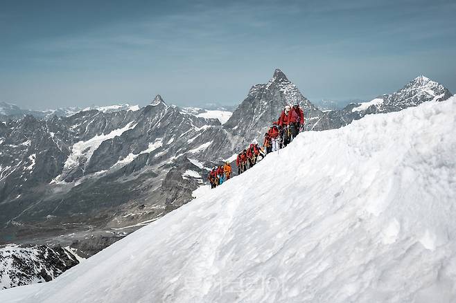 스위스정부관광청 주최 '100% 우먼' 캠페인의 일환으로 전세계 여성 산악인 80명이 지난 17일 해발고도 4,164m의 스위스 브라이트호른을 등반했다. 