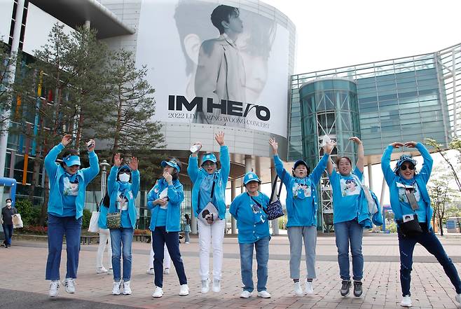 5월 6일 오후 경기도 고양시 일산 킨텍스에서 열리는 가수 임영웅의 전국투어 콘서트 '아임 히어로'(IM HERO) 콘서트장을 찾은 춘천핑크 웅사랑방 어머니들이 임영웅 사진 앞에서 기념 촬영을 하고 있다. 2022.5.6/뉴스1