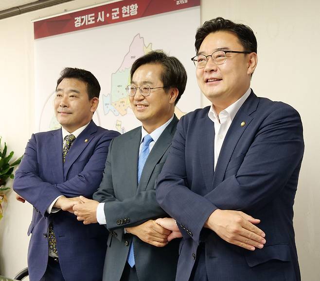 지난 7일 김동연 경기도지사 당선인(가운데), 박정 더불어민주당 경기도당 위원장(왼쪽), 김성원 국민의힘 경기도당 위원장이 국민의힘의 인수위 파견 등을 약속하고 있다. /경기도지사직인수위 제공