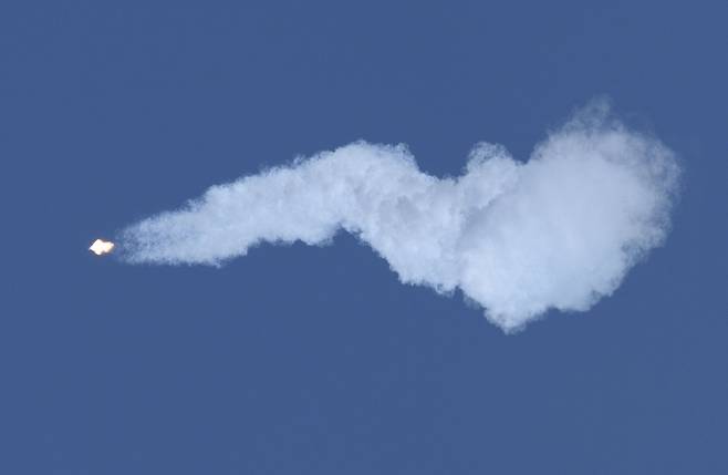 국내 독자 기술로 개발된 한국형 발사체 누리호(KSLV-Ⅱ)가 21일 오후 전남 고흥군 나로우주센터에서 2차 발사되고 있다.     이번 2차 발사는 한국이 독자 개발한 발사체에 실제 기능을 지닌 독자 개발 인공위성을 실어서 쏘는 첫 사례다. 2022.6.21 [사진공동취재단]