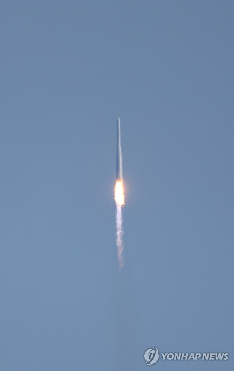 누리호가 21일 오후 4시 나로우주센터에서 우주를 향해 힘차게 날아 오르고 있다.