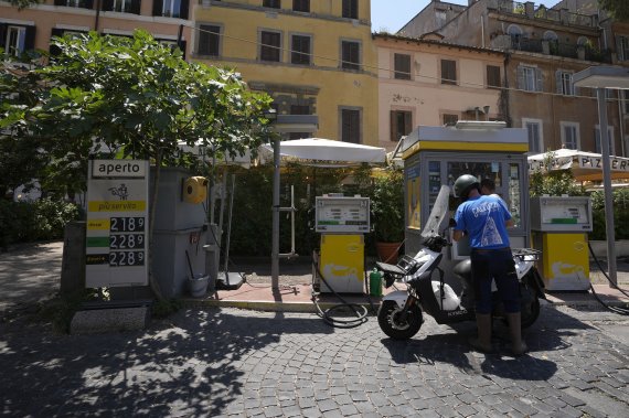 지난 15일(현지시간) 이탈리아 로마 시내 주유소에서 한 시민이 휘발유를 스쿠터에 주유하고 있는 모습.AP뉴시스