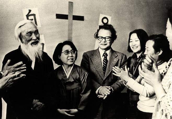 민중신학의 태두 안병무 박사(가운데)가 함석헌(맨 왼쪽) 등 민주화운동가들과 함께하고 있다. 안병무 아카이브 제공