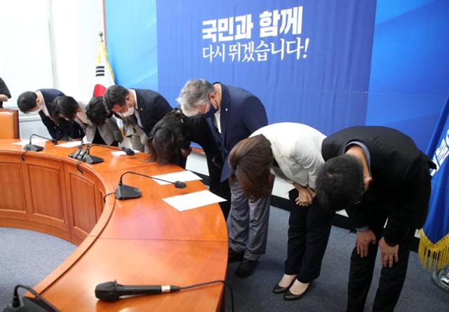 더불어민주당 비상대책위원회가 지난 2일 6·1 지방선거 참패의 책임을 지고 총사퇴 의사를 밝히고 있다. 뉴시스
