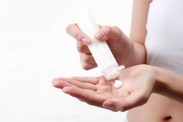 얼굴에 유분, 피막제 성분이 많은 핸드크림을 바르면 유분이 더욱 많아져 모공이 막히고 뾰루지가 생길 수 있다./사진=클립아트코리아