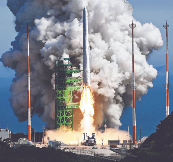 국내 독자 기술로 개발된 한국형 발사체 누리호(KSLV-Ⅱ)가 21일 오후 전남 고흥군 나로우주센터에서 2차 발사되고 있다.   왼쪽으로 초록색 엄빌리컬 타워가 보인다. [사진 공동취재단]