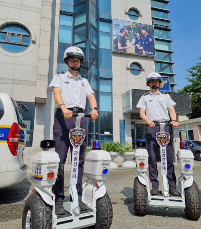 부산관광경찰대는 휴가철 주요 관광지 일대에서 개인형 이동장치를 이용한 순찰에 나선다. 부산자치경찰위 제공