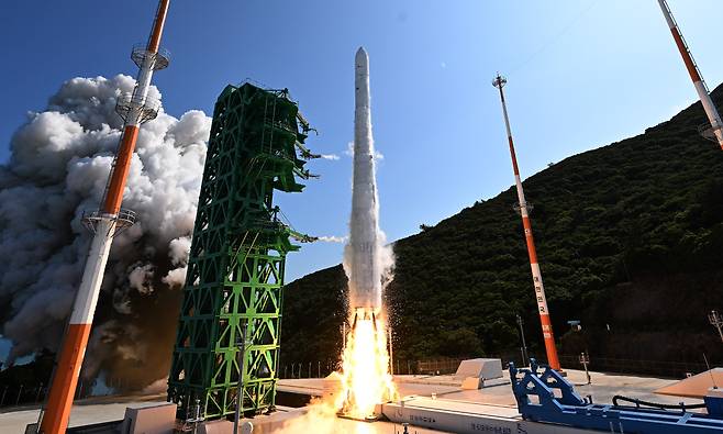 Nuri spacek rocket is seen lifting off from its launchpad at the Naro Space Center in Goheung County, South Gyeongsang Province, on Tuesday. (Yonhap)