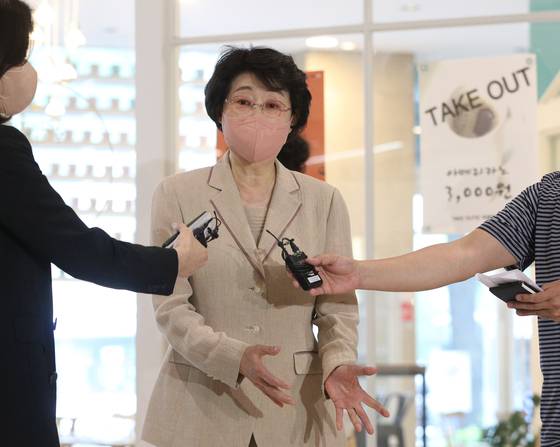 (서울=뉴스1) 신웅수 기자 = 김승희 보건복지부 장관 후보자가 30일 오후 서울 서대문구 국민연금공단 서울북부지역본부에 마련된 인사청문회 준비 사무실로 출근하며 취재진의 질문에 답변하고 있다. 2022.5.30/뉴스1