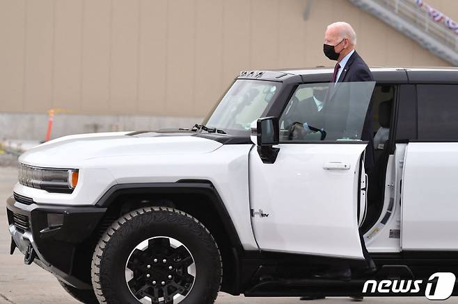 (디트로이트 AFP=뉴스1) 우동명 기자 = 조 바이든 미국 대통령이 17일(현지시간) 미시간주 디트로이트의 GM 전기차 팩토리 제로를 방문해 허머 전기차를 운전하기 위해 타고 있다.  (C) AFP=뉴스1