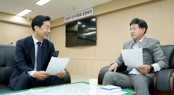 방세환 당선인은 21일 인수위에 공약 이행방안 수립 시 최대 시정 현안인 교통 문제개선, 불합리한 규제개혁, 지역경제 활성화와 행정혁신 등을 더욱 자세히 살펴볼 것을 요구했다. / 사진제공=경기 광주시장직 민선8기 인수위원회