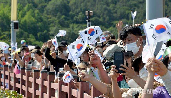 [고흥=뉴시스] 변재훈 기자 = 21일 오후 전남 고흥군 영남면 우주발사전망대에서 관람객들이 한국형 발사체 '누리호' 2차 발사에 앞서 태극기를 흔들며 응원하고 있다. wisdom21@newsis.com 2022.06.21.