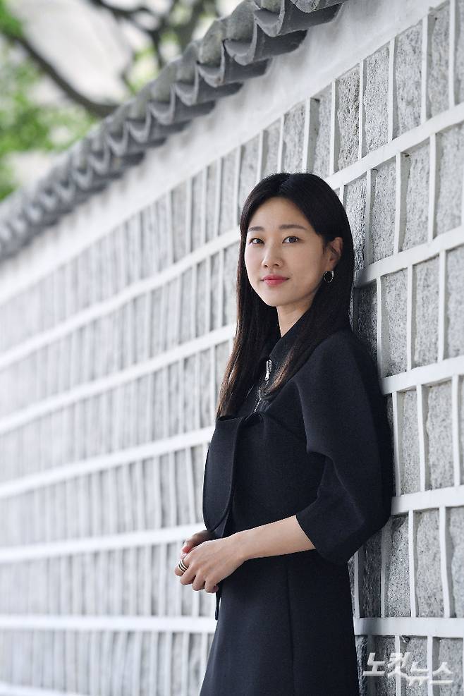 영화 '경아의 딸' 배우 하윤경이 17일 오후 서울 종로구 삼청동의 한 카페에서 열린 인터뷰에 앞서 포즈를 취하고 있다. 류영주 기자