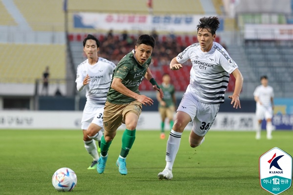 경기를 펼치고 있는 성남 김지수(하얀색 유니폼·36번)와 김천 이영재(초록색 유니폼) / 사진=한국프로축구연맹 제공