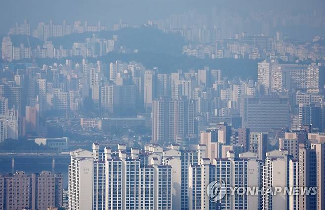 상한제 적용 아파트 분양가에 이주비 이자 등 반영 (서울=연합뉴스) 신준희 기자 = 21일 남산에서 바라본 서울시내 아파트 단지.
   정부는 이날 추경호 부총리 겸 기획재정부 장관 주재로 열린 제1차 부동산 관계 장관회의에서 수도권 신규 주택 분양 촉진을 위해 상한제가 적용되는 아파트 분양가에 정비사업 이주비 대출 이자와 상가 세입자 영업손실 보상비, 조합 운영비 등을 추가로 반영하기로 했다. 2022.6.21 hama@yna.co.kr