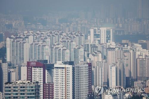 분양가상한제 개편·공사비 적기 인상…도심 공급 숨통 틔우기  (서울=연합뉴스) 신준희 기자 = 21일 남산에서 바라본 서울시내 아파트 단지.
   정부는 이날 추경호 부총리 겸 기획재정부 장관 주재로 열린 제1차 부동산 관계 장관회의를 통해 분양가 상한제 개편안을 발표했다. 또 최근 자잿값 급등 등의 상황을 고려해 기본형 건축비 산정·고시 제도도 탄력적으로 운영하기로 했다. 2022.6.21 hama@yna.co.kr