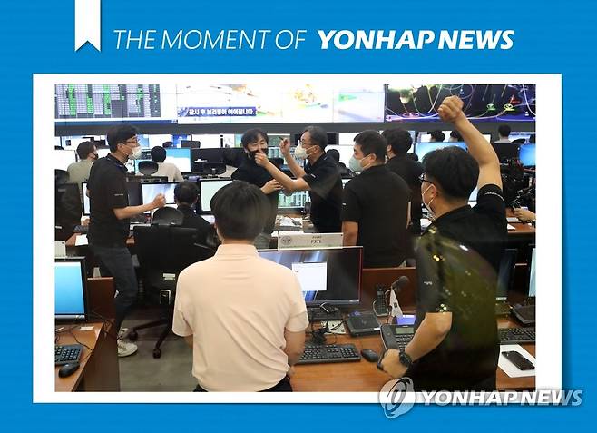 [모멘트] 누리호 위성 교신 확인 (대전=연합뉴스) 김준범 기자 = 한국형 발사체 누리호(KSLV-II)가 발사된 21일 오후 대전시 유성구 어은동 한국항공우주연구원 위성종합관제실에서 연구원들이 환호하고 있다. 2022.6.21 [THE MOMENT OF YONHAPNEWS] psykims@yna.co.kr