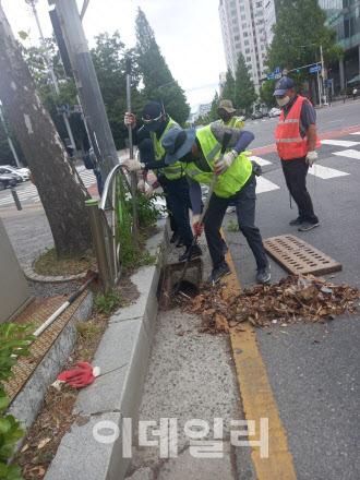 대전시 관계자들이 여름철 집중호우에 대비해 도로시설물에 대한 안전 점검을 실시하고 있다. (사진=대전시 제공)